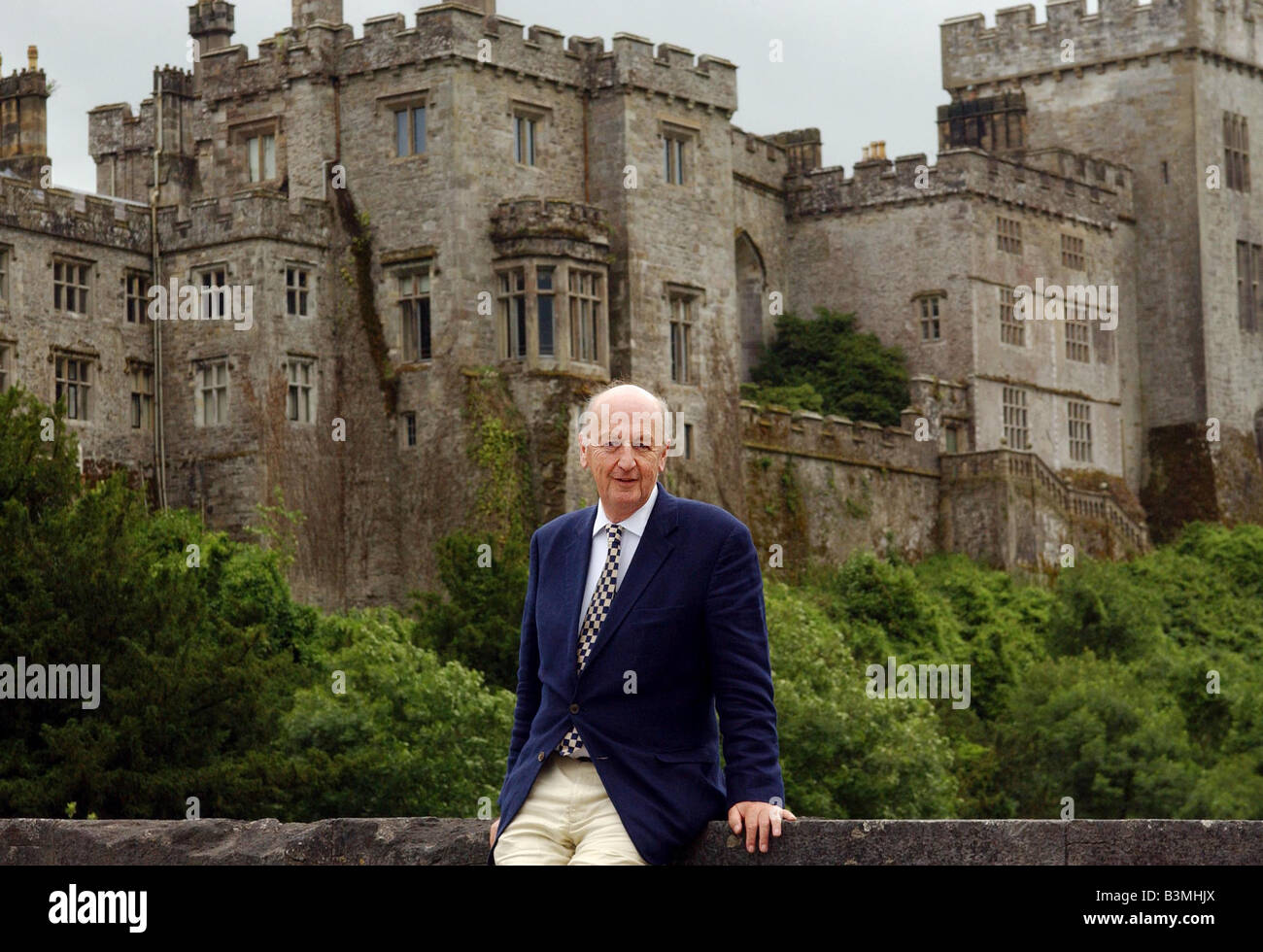 Peregrine Andrew Mornay Cavendish, 12. Duke of Devonshire, in seinem Haus in Lismore Castle, Lismore, Co. Waterford. Stockfoto