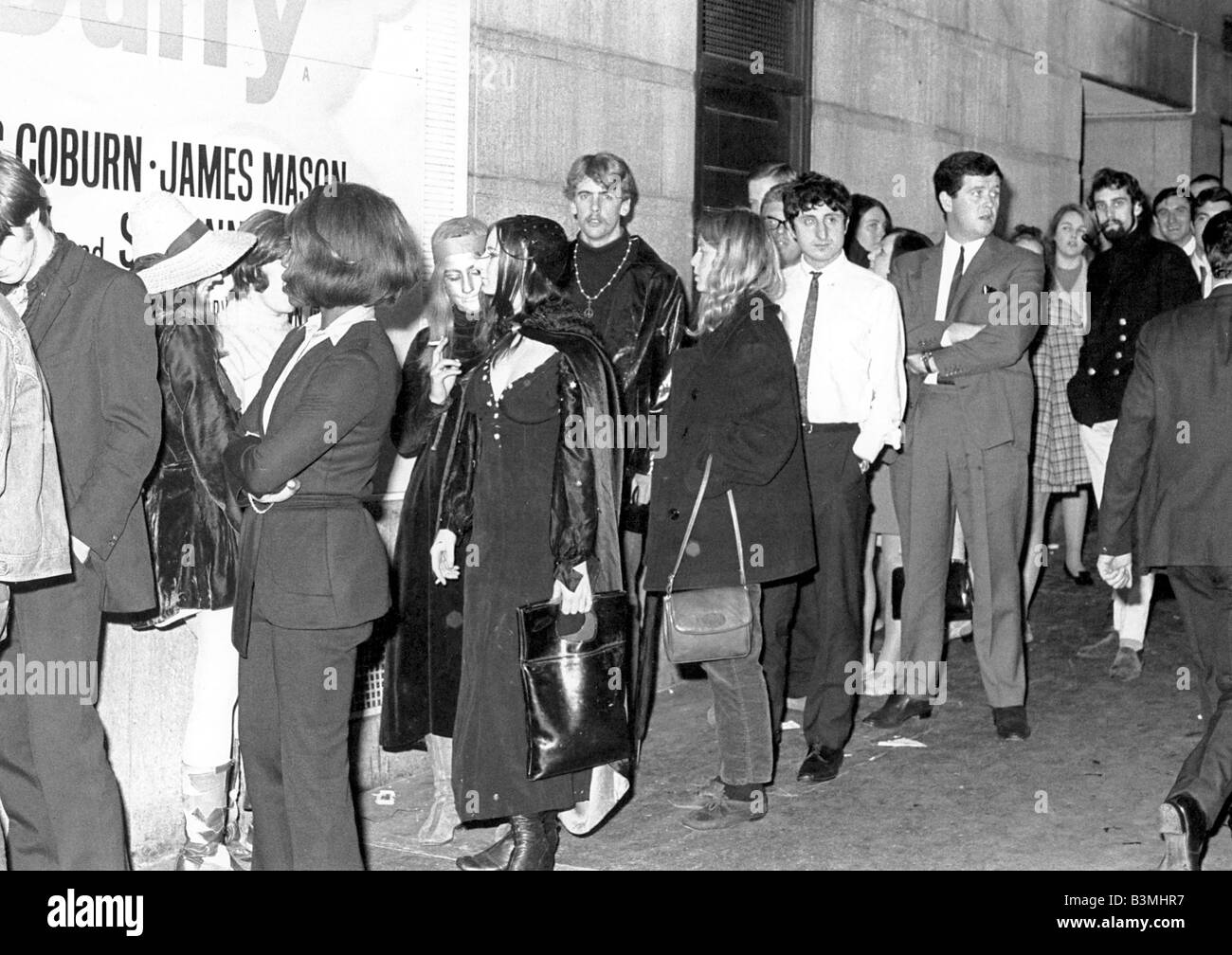 FILM-FANS warten am Leicester Square in London, 1968, Duffy mit James Mason und James Coburn zu sehen Stockfoto