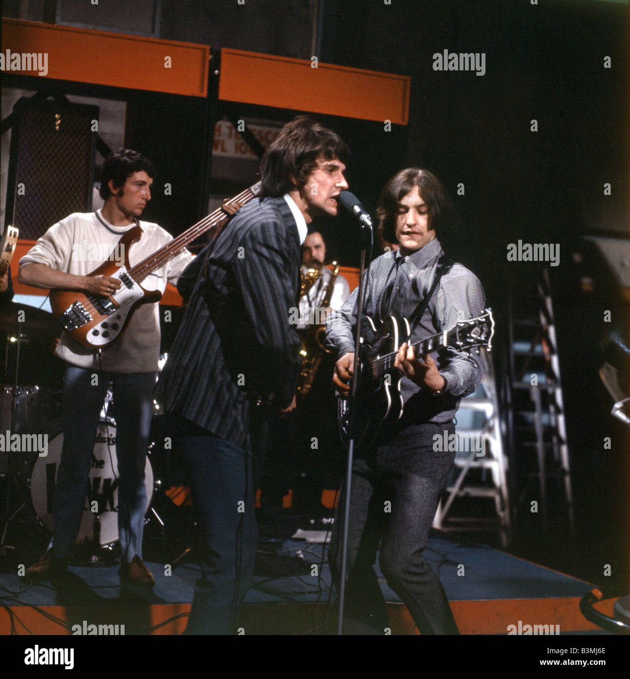 KINKS UK Pop-Gruppe auf TV Ready Steady Go im Jahr 1965. Foto: Tony Gale mit Ray Davis am Gesang, Mick Avory links und Dave Davies rechts Stockfoto