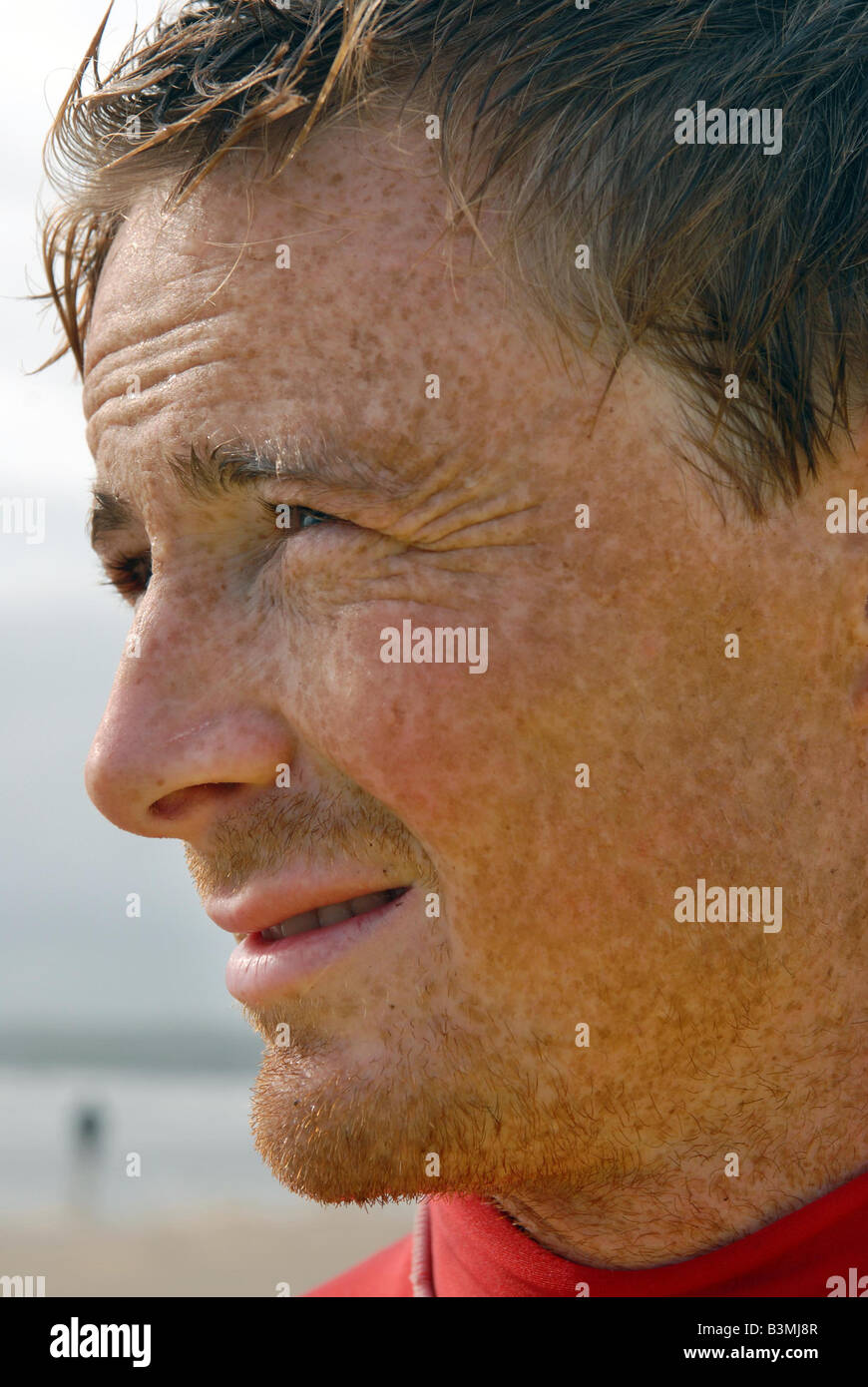 Surfer John Mc Carthy von Lahinch Surfschule auf Lahinch Strang, Co Clare, Irland Stockfoto