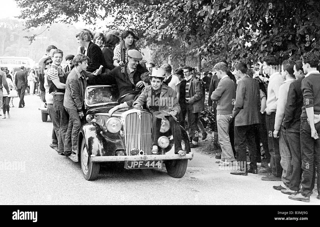 BRITISCHE Teenager Spaß im Jahr 1957 Stockfoto
