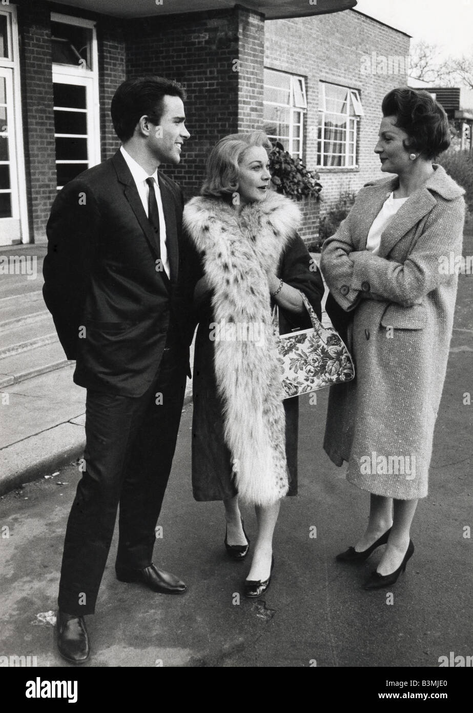 RÖMISCHE Frühling von Frau STONE Vivien Leigh mit Warren Beatty und Coral Browne Chat Co-Stars in den Pinewood Studios im Jahr 1961 Stockfoto