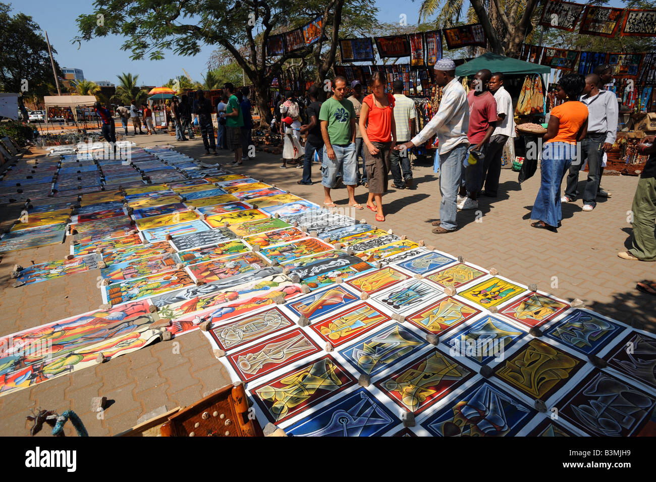 Batiken zum Verkauf an den Bazar Artesanto Handwerkermarkt in Maputo, Mosambik Stockfoto