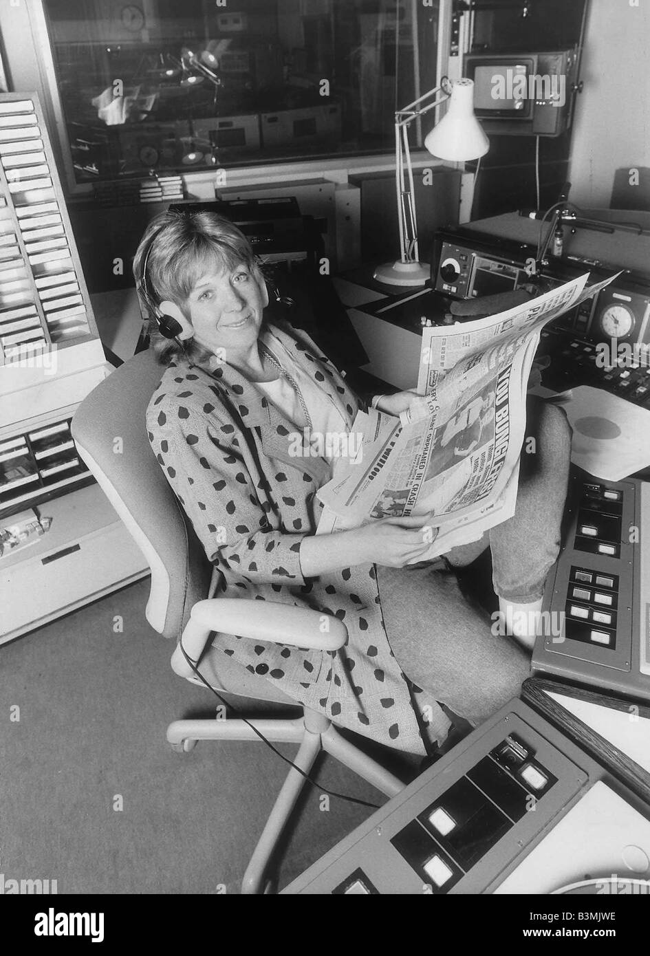 TV-Moderatorin Anne Robinson ist Mai 1987 im Radiostudio 2, wo sie DJ ist, für eine Woche Derek Jameson verweilt, im Urlaub Stockfoto