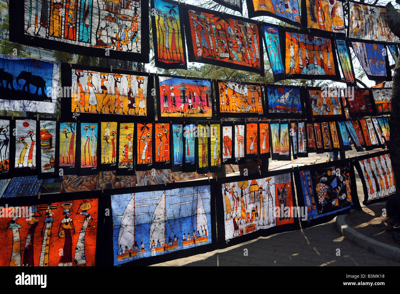 Batiken zum Verkauf an der Bazar Artesanto Craft Market in Maputo, Mosambik Stockfoto