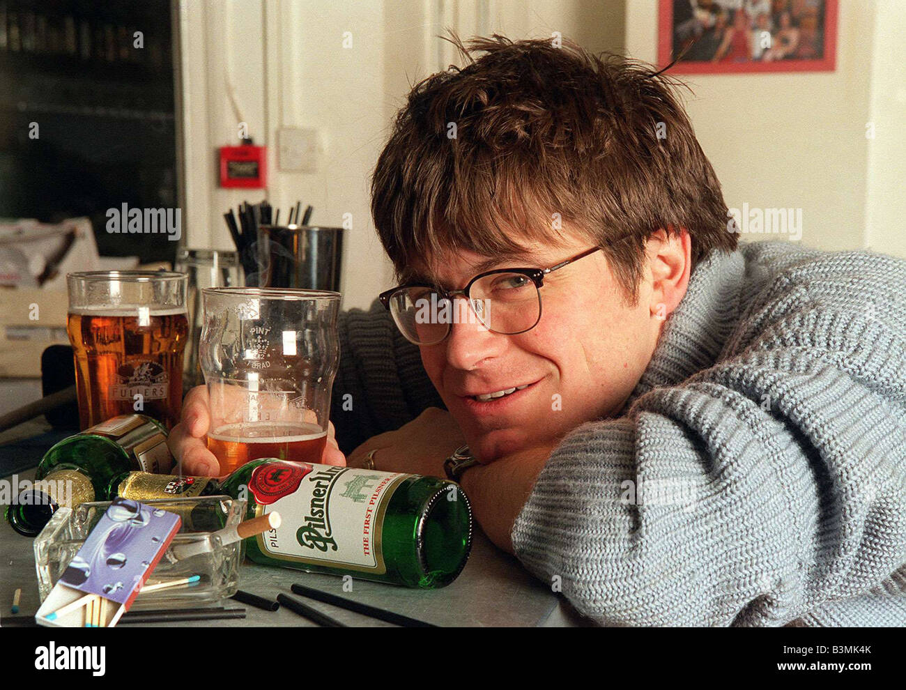 McDonald-TV Moderatorin TFI wird Freitag Bühne Manager Nov1998 sitzt am bar mit Pint Bitter und kippte leere Flaschen ruhen Kopf und Arme auf bar Mirrorpix Stockfoto