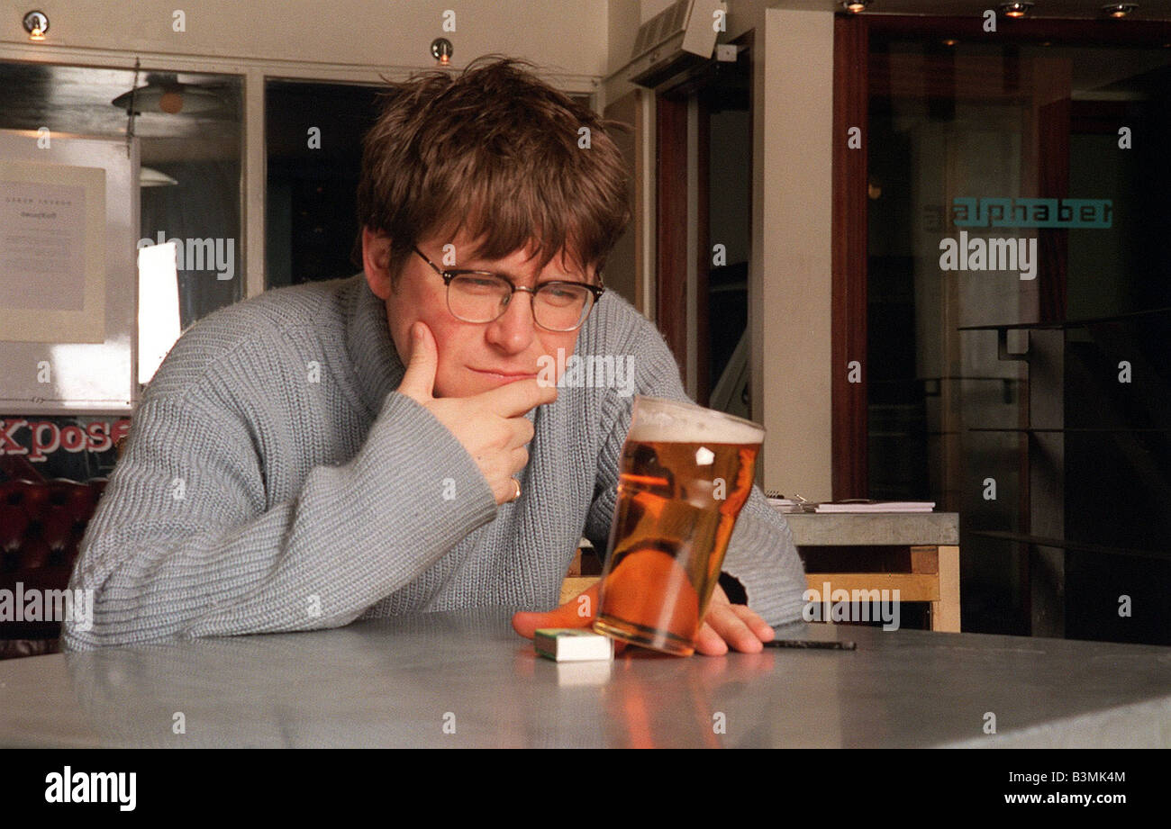 Will McDonald TV Moderatorin TFI Freitag Inspizient November 1998 sitzt am Bar mit Pint bitter umkippen und ruht auf einer Kiste Spiele Mirrorpix Stockfoto