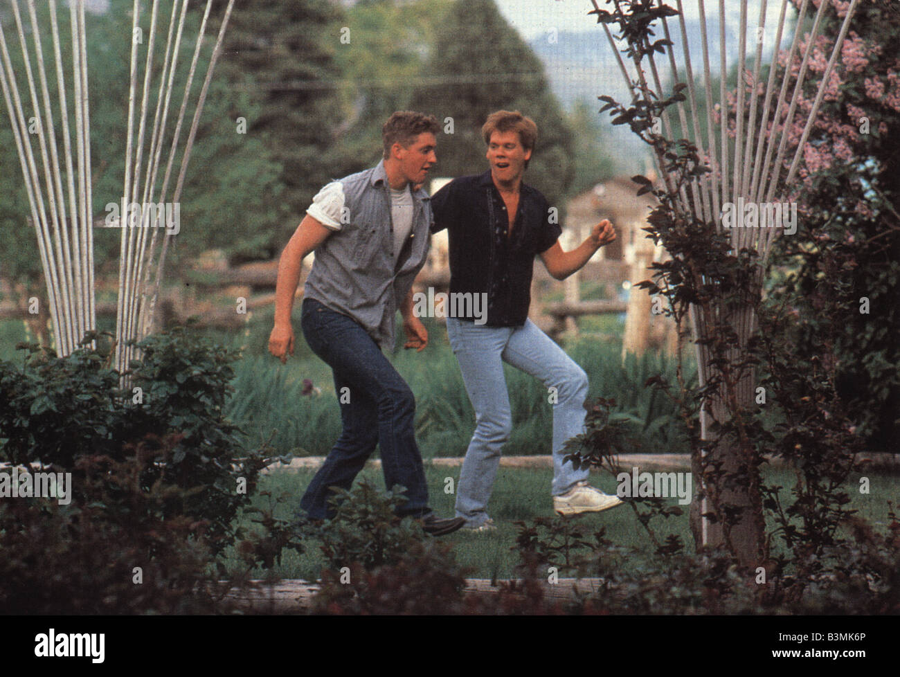 FOOTLOOSE 1984 Paramount Film mit Kevin Bacon auf der rechten Seite Stockfoto
