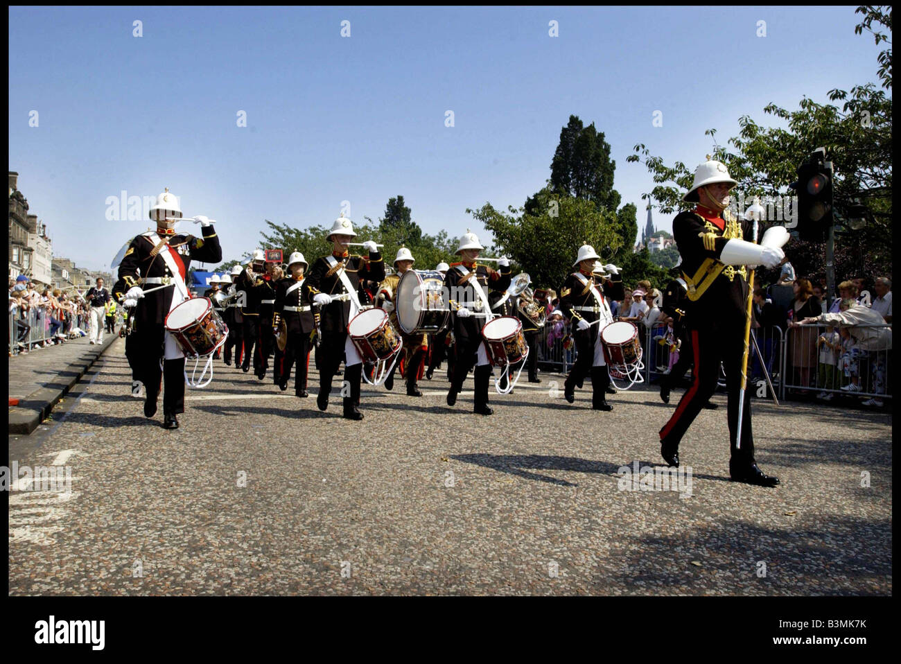 Marching Bands und Trommler Edinburgh Festival Calvalcade August 2001 die Parade entlang der Princes Street markiert den Beginn der geht Stockfoto