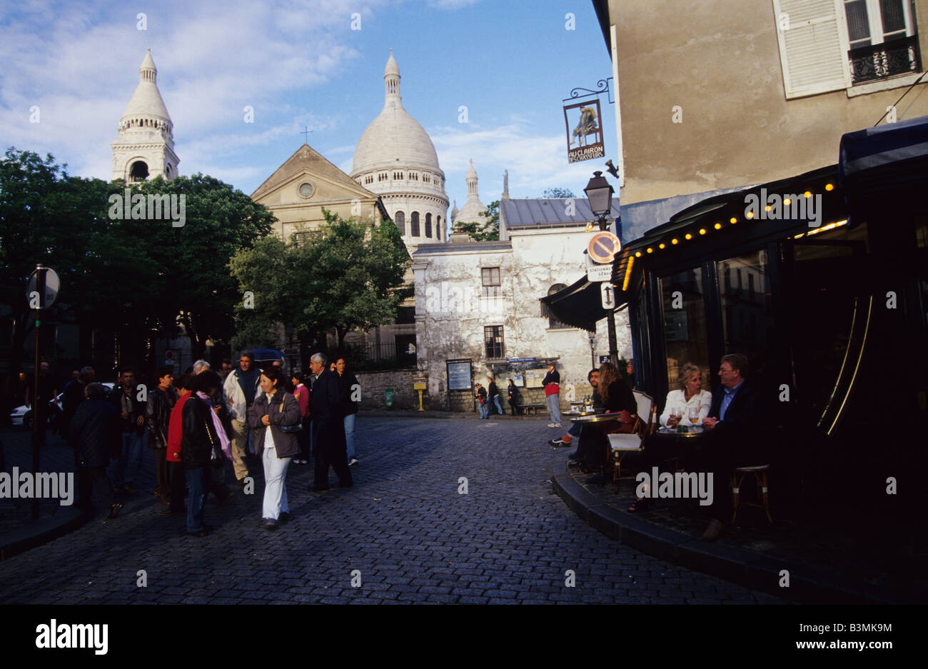 Frankreich Paris die gepflasterten Straßen von Montmartre mit Sacre Coeur im Hintergrund Stockfoto