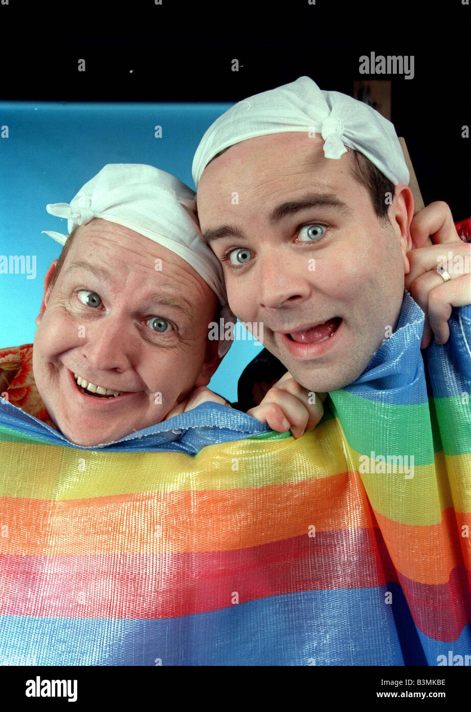 Greg Hemphill und Ford Kiernan von Chewin Fat November 2000 Taschentücher auf ihre Köpfe mirrorpix Stockfoto