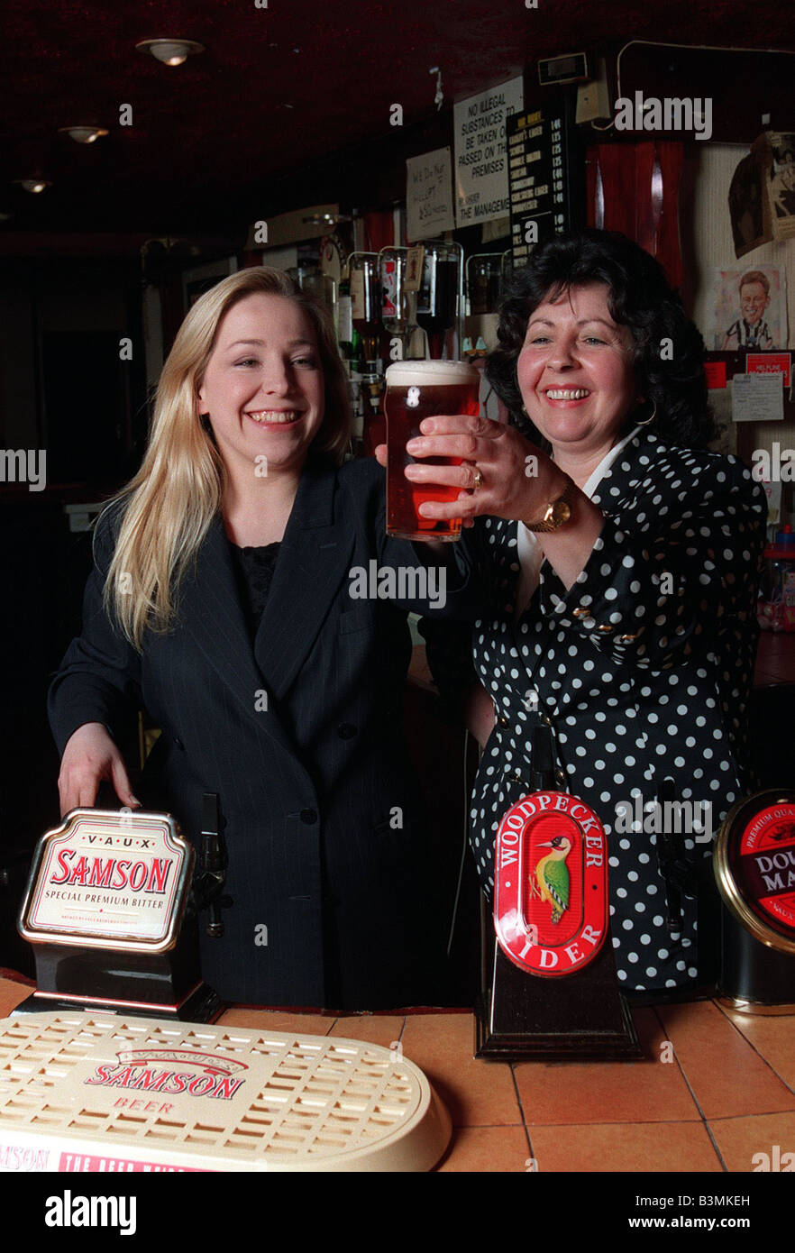 Lowri Turner TV-Moderator Journalist hinter einer Bar hält einen Pint Bier Stockfoto
