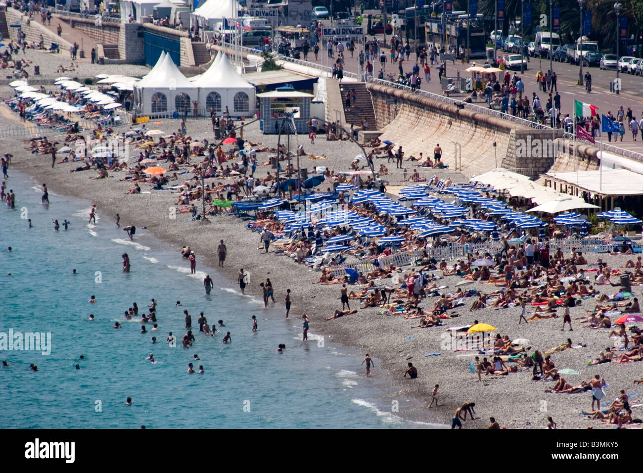 Frankreich Cote D Azur Nizza Beachgoers genießen die Sonne und Strand, die Nizza zu bieten hat Stockfoto