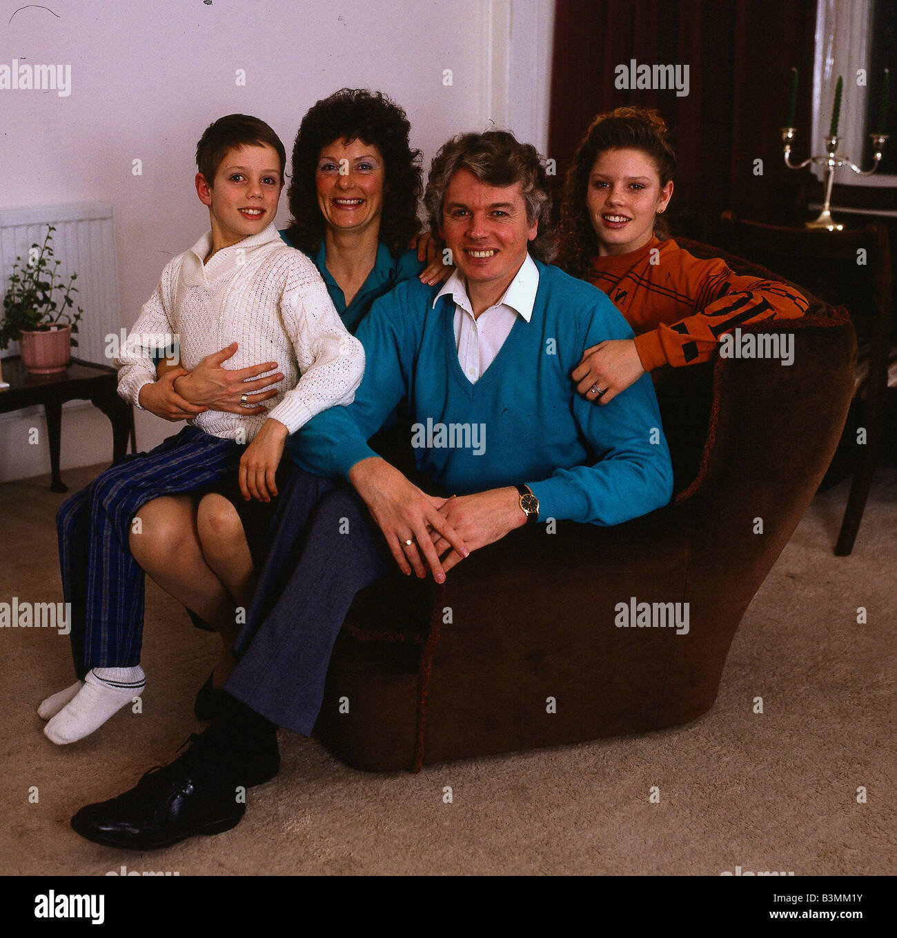 David Icke Fernsehmoderatorin Januar 1990 mit Frau Linda und Kinder