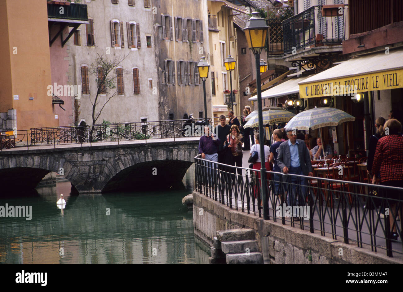 Frankreich Rhone Alpes Annecy Canal du Thiou und Vieille Ville bieten einen einzigartigen Charme in Annecy Stockfoto