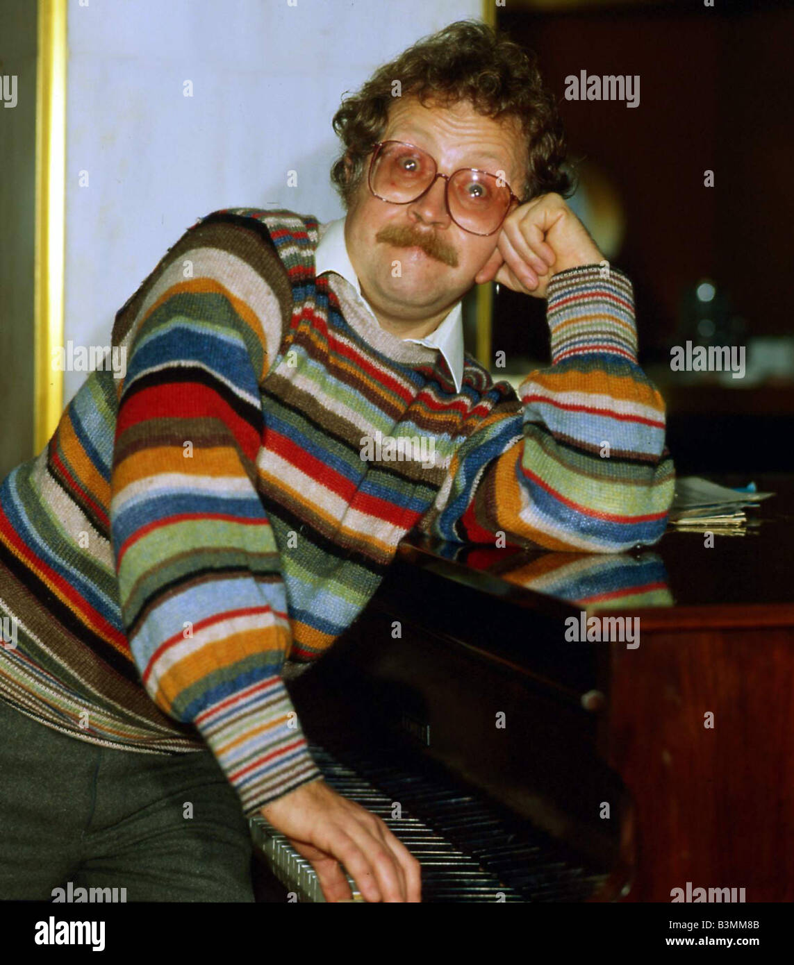 Mike Harding britischer Komiker am Klavier November 1984 Stockfoto