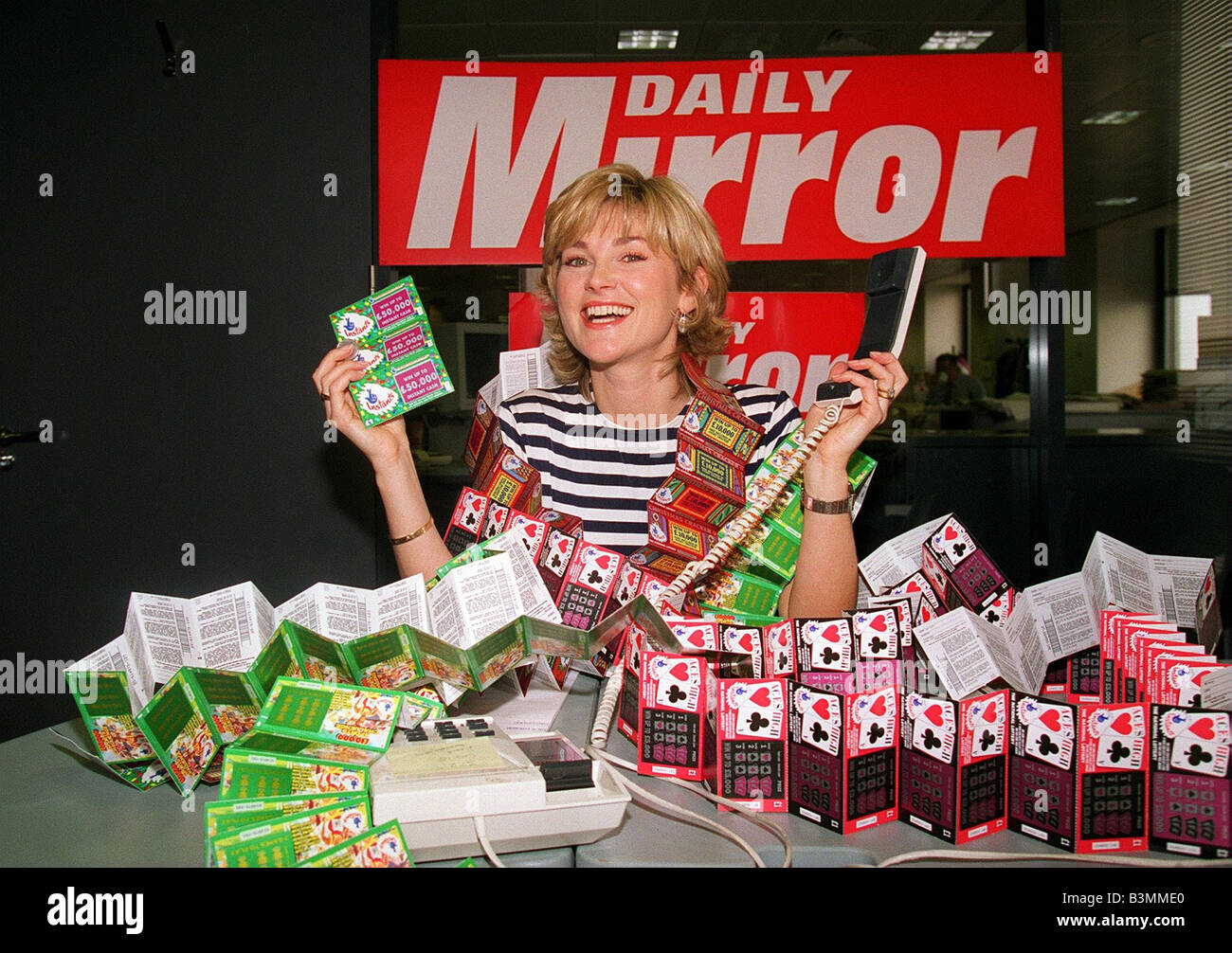 Anthea Turner TV-Moderatorin mans Daily Mirror nationale Lotterie Rubbellose Wettbewerb Telefon Stockfoto