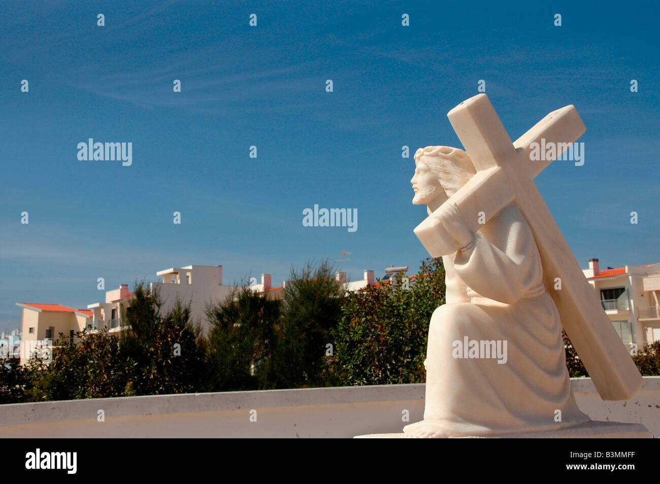 Ein Grabstein Denkmal von Christus und das Kreuz auf einem Friedhof in der Nähe von Figueira da Foz, Portugal. Stockfoto