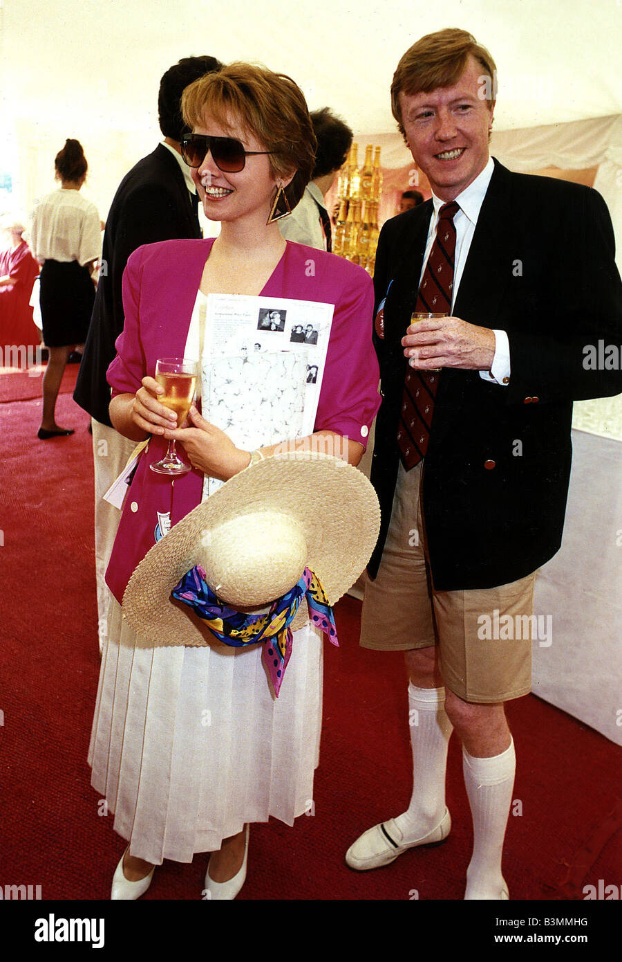 Anne Diamant TV-Moderatorin und Ehemann Mike Hollingsworth sind im Windsor Polo in der Hospitality-Zelt hält Glas trinken gesehen. Stockfoto