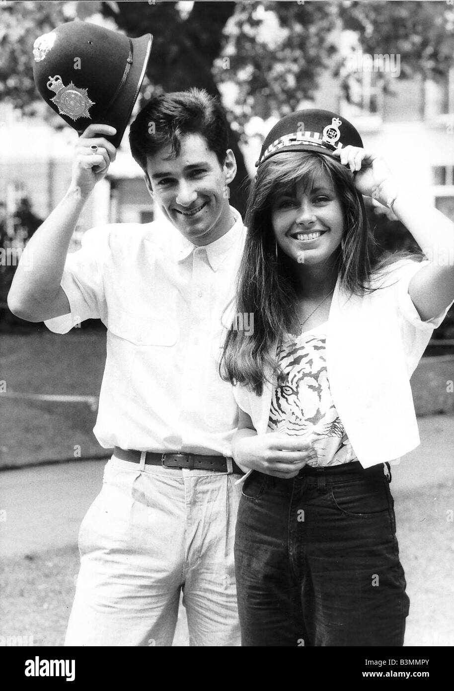 Paul Coia Quiz-Show und TV-Moderatorin mit Debbie Greenwood Stockfoto