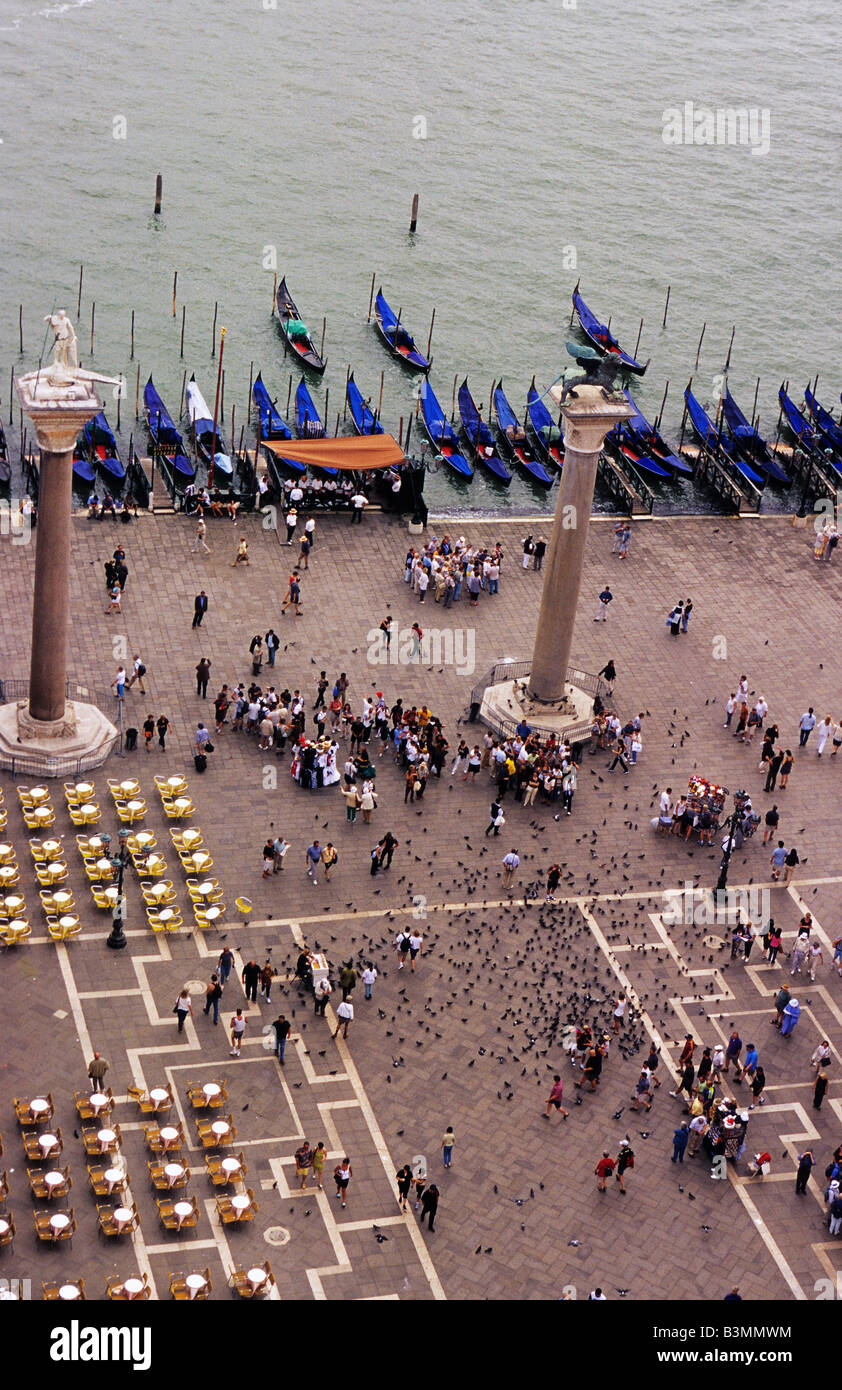 Italien Venedig Blick hinunter auf die Piazzetta San Marco und Gondeln festgemacht in den Canal Grande in Venedig Stockfoto