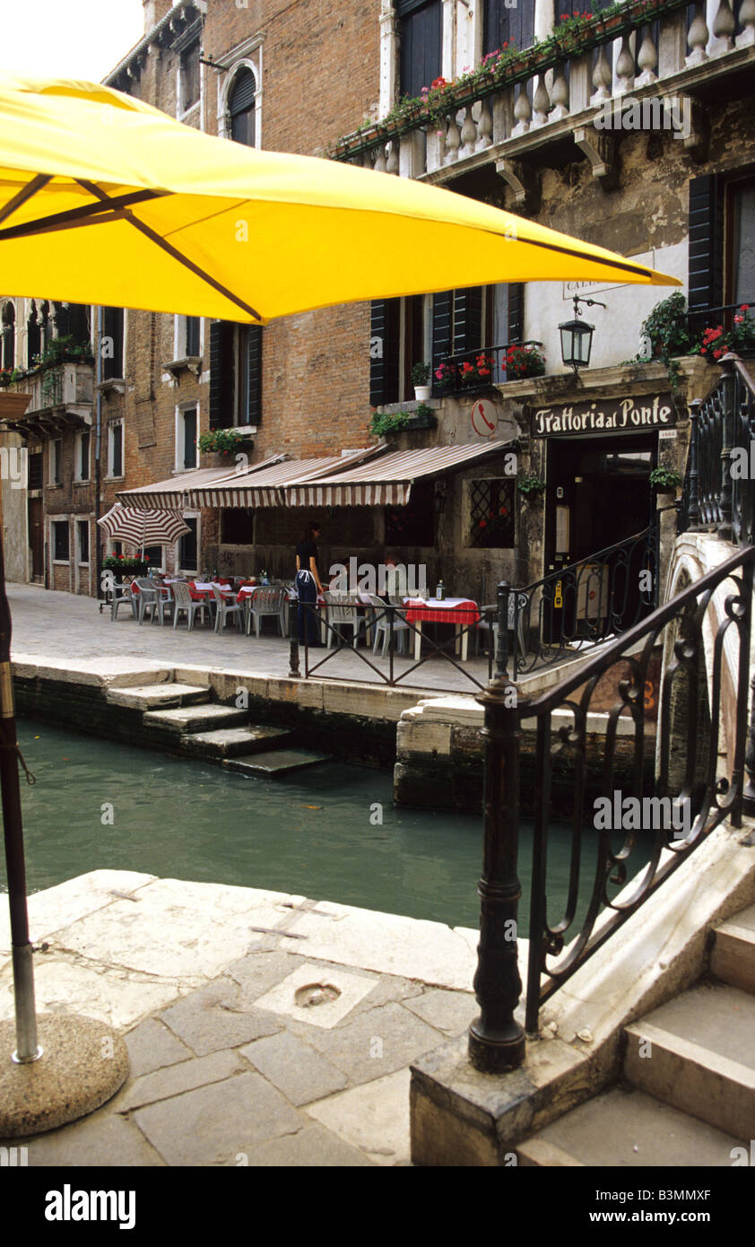 Italien Venedig Trattoria neben kleinen Kanal in Venedig Stockfoto