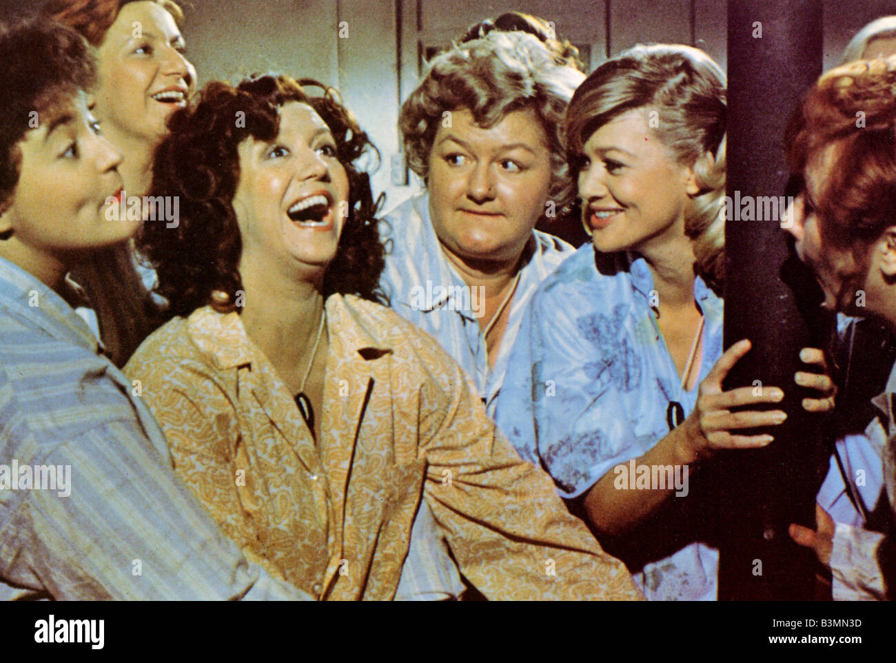 CARRY ON ENGLAND 1976 Rang/Peter Rogers Film mit Judy Geeson rechts und Beryl Reid Zentrum Stockfoto