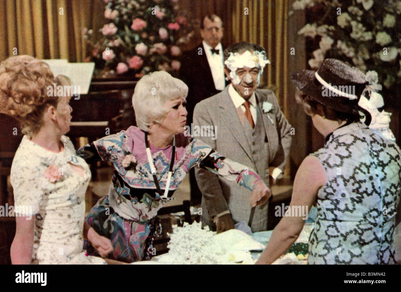 CARRY ON LOVING 1970 Rang/Addierer Film mit Barbara Windsor Zentrum und Sid James neben ihr Stockfoto
