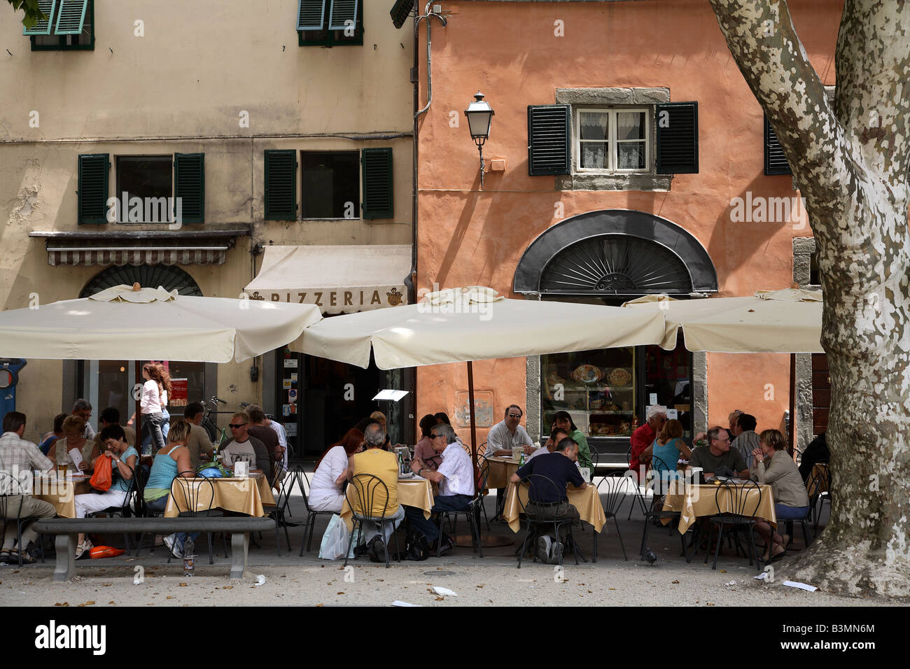 Italien-Lucca-Bürgersteig Pizzeria in Lucca am Mittag Stockfoto