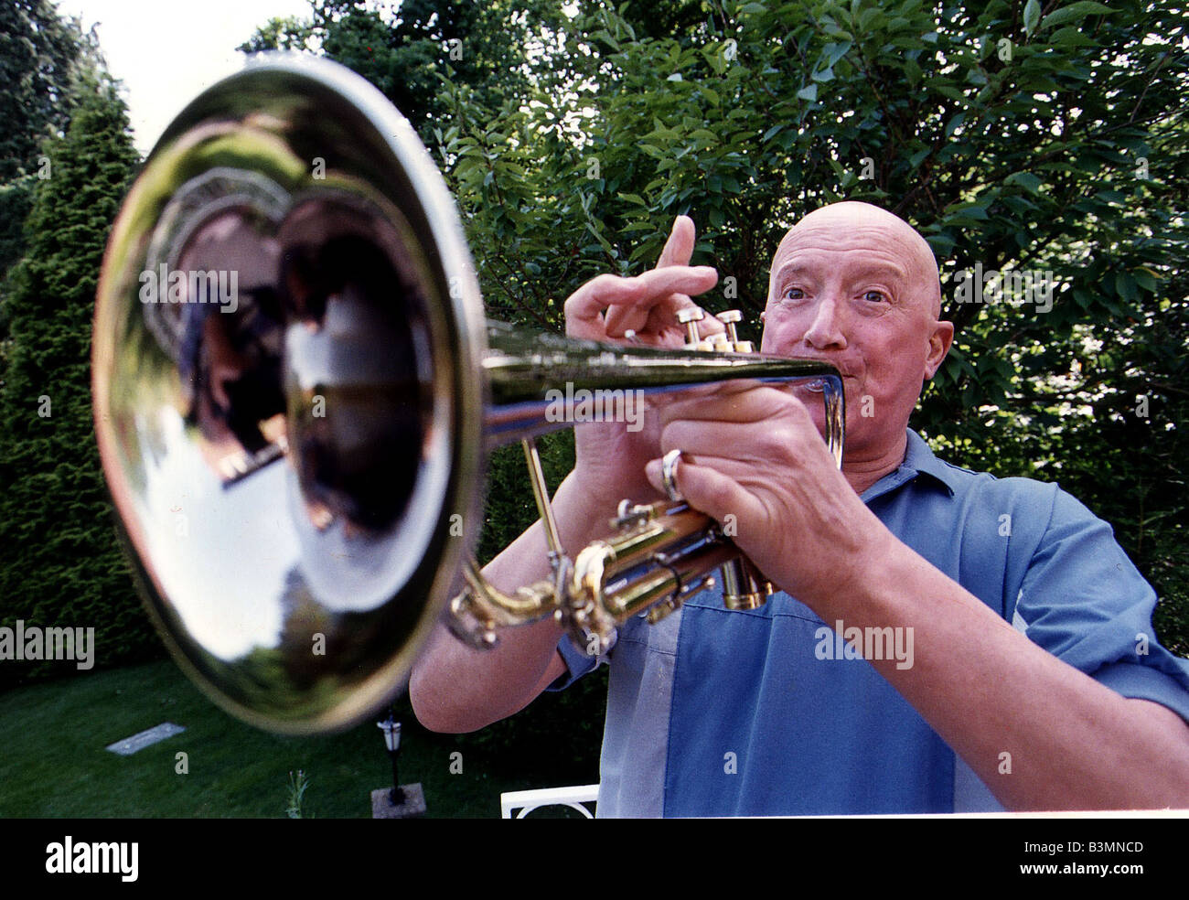 Roy Schloss TV Moderatorin spielt Trompete Dbase Stockfoto