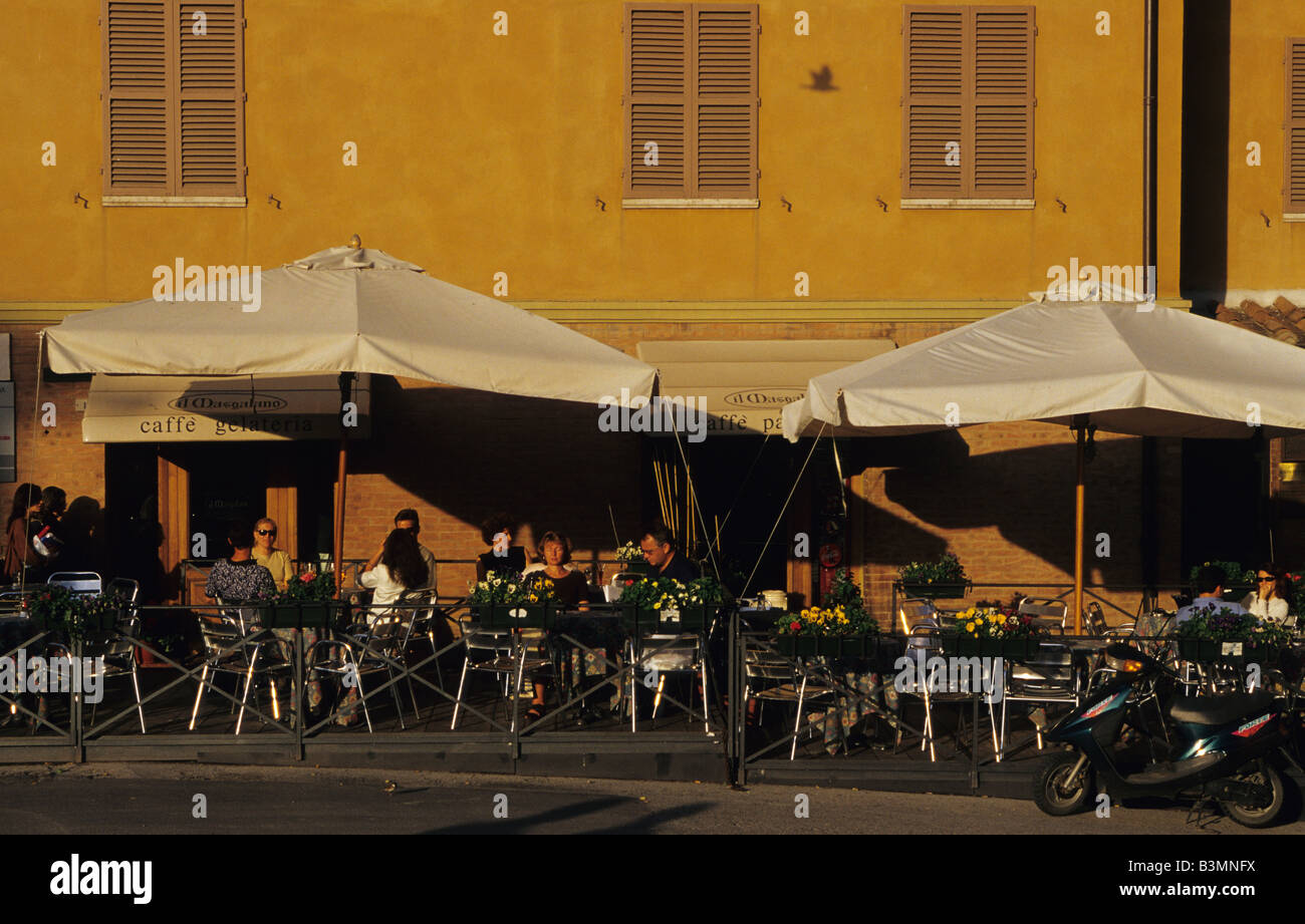 Italien Toskana Terrasse in der Nachmittagssonne in Siena Stockfoto