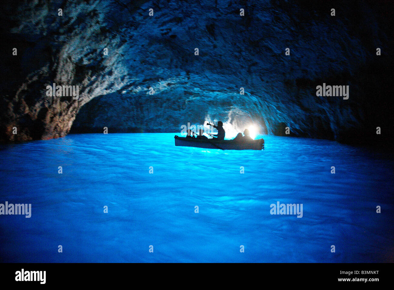 Italien-Capri-Touristen erkunden die Blaue Grotte Grotte Azzurra Stockfoto