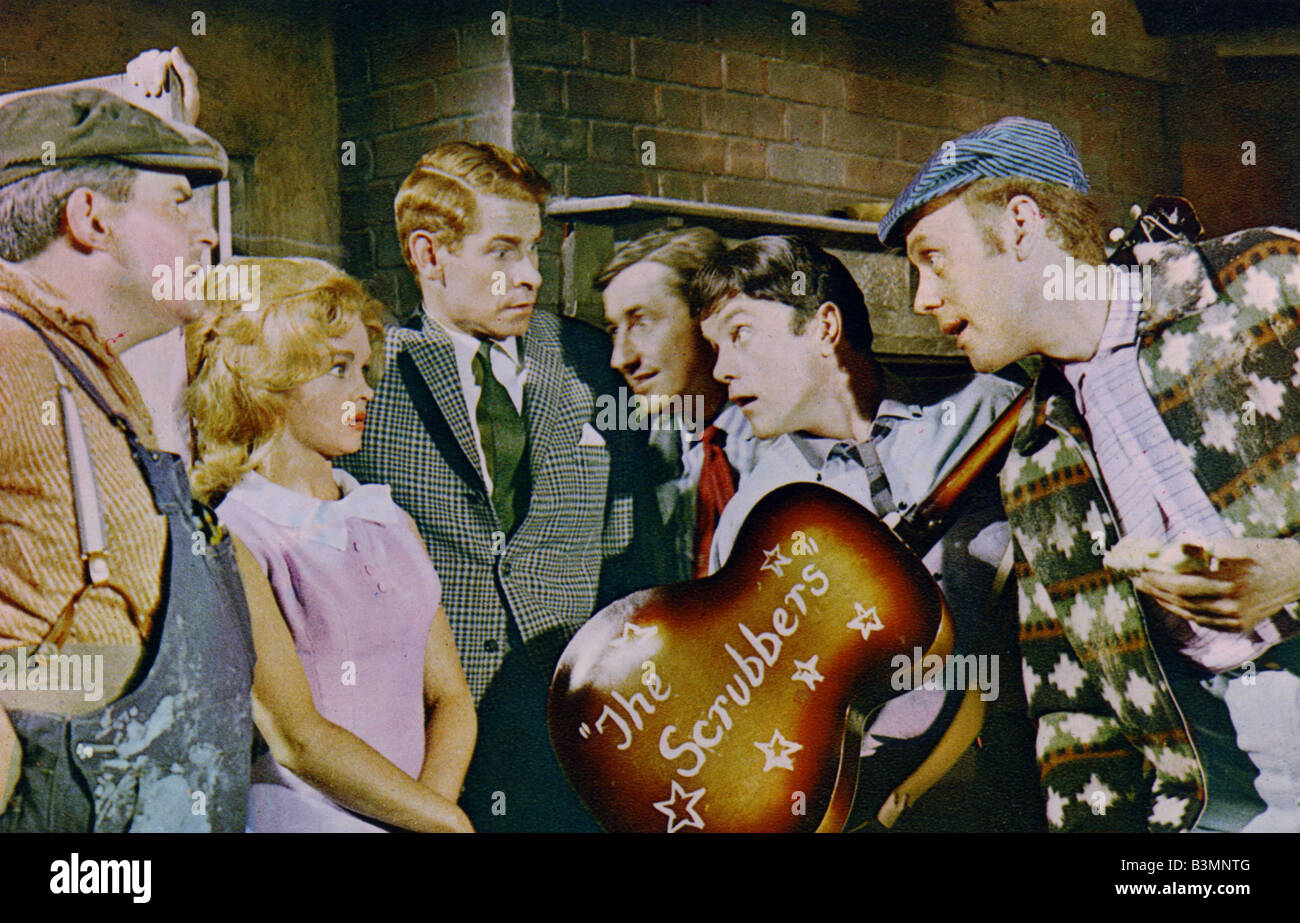 Vater kam auch 1963 Rang Film mit Stanley Baker Dritter von links neben Sally Smith Stockfoto