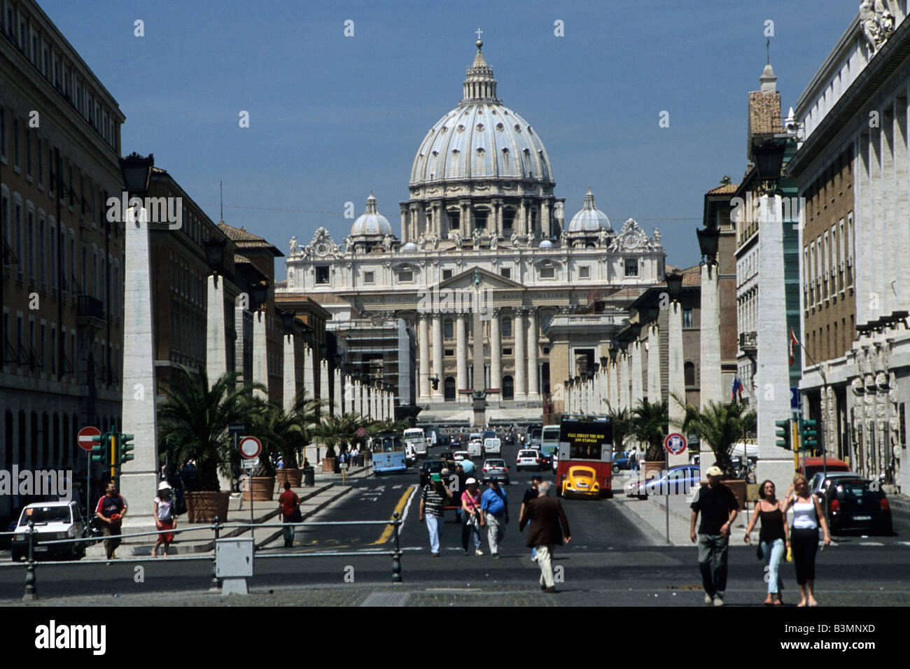 Italien Rom Vatikan nachschlagen Via della Conciliazione in Richtung St. Peter s Basilika Stockfoto