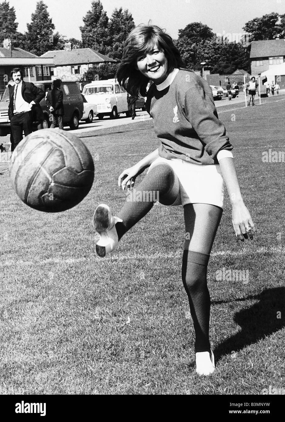 Cilla Black Sängerin TV Moderatorin Kicking Fußball MSI Stockfoto