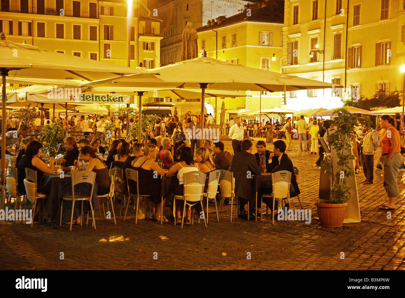Italien Rom Außengastronomie in der Nacht in Campo di Fiori Stockfoto