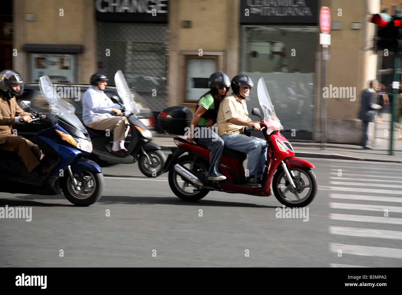 Italien Lazio Rom Motorradfahrer beschleunigt durch die Straßen von Rom Stockfoto