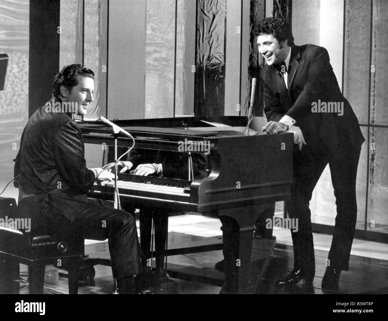 Jerry am Klavier mit Tom Jones auf dessen UK TV show im Jahr 1969 Stockfoto