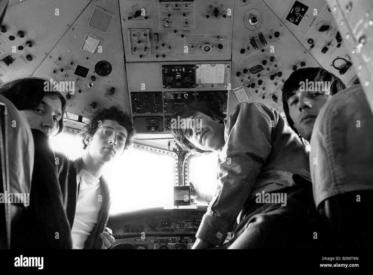 THE KINKS - britische Popgruppe im Cockpit des Flugzeugs, das sie 1968 für eine TV-Show nach Holland flog. Foto: Tony Gale Stockfoto