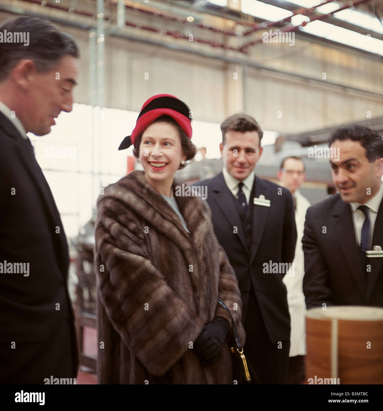 Königin ELIZABETH II. besucht ein britisches Unternehmen ca. 1955 Stockfoto