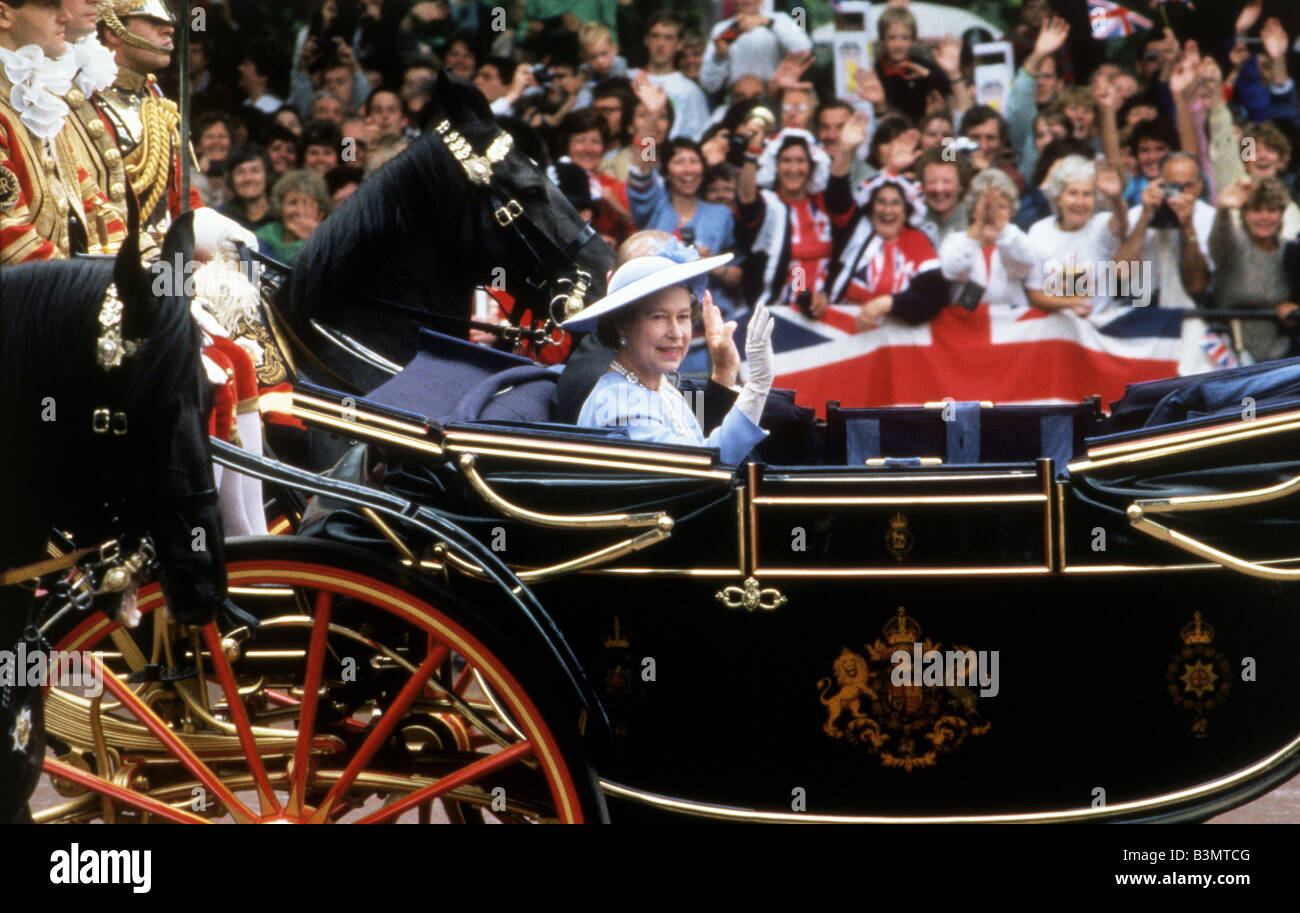 Königin ELIZABETH II mit Major Ronald Ferguson bei der königlichen Hochzeit von Sarah Ferguson, Prinz Andrew 1986 Stockfoto