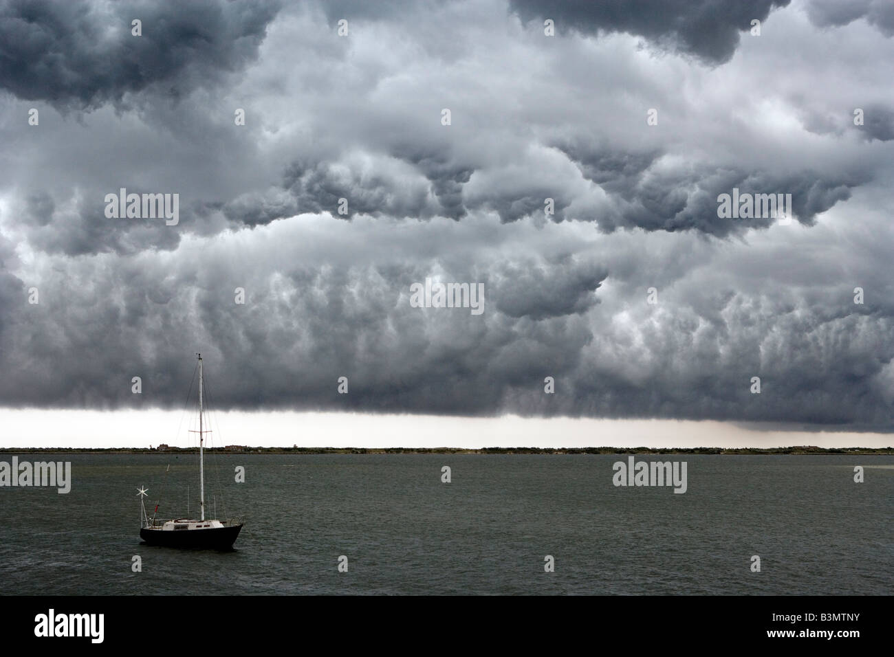 Darunter ein Donner cloud Zelle dunkel und wirbelnden Wolken kurz vor einem schweren Regen über Fire Island Inlet Stockfoto