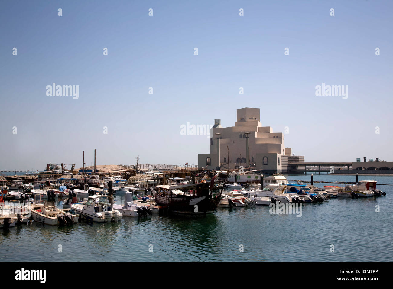Neues Museum für islamische Kunst in Doha Skyline von Doha Bay Katar Nahost arabischen Golf mit Freude und Angelboote/Fischerboote im Vordergrund Stockfoto
