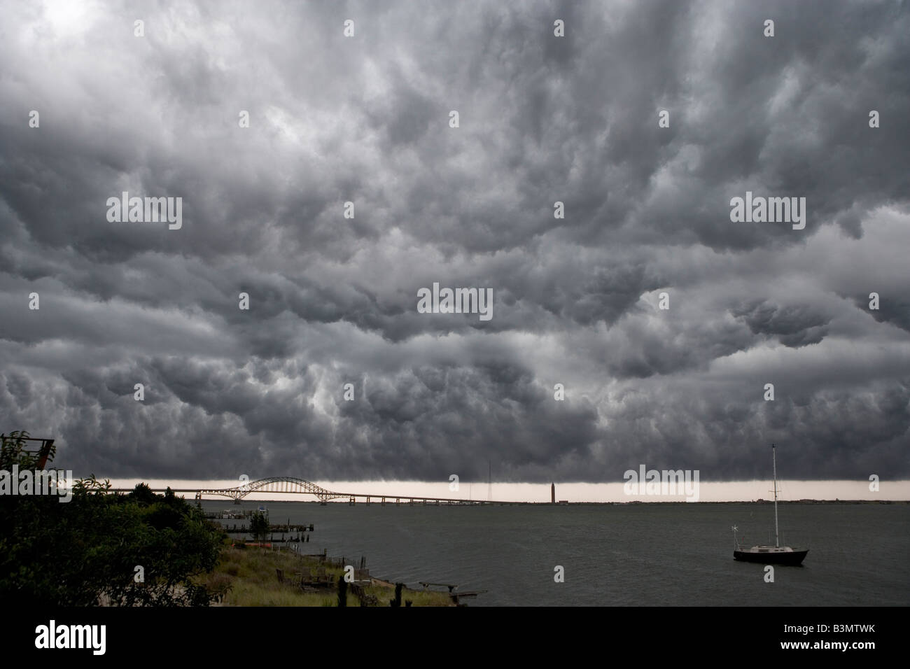 Darunter ein Donner cloud Zelle dunkel und wirbelnden Wolken kurz vor einem schweren Regen über Fire Island Inlet Stockfoto