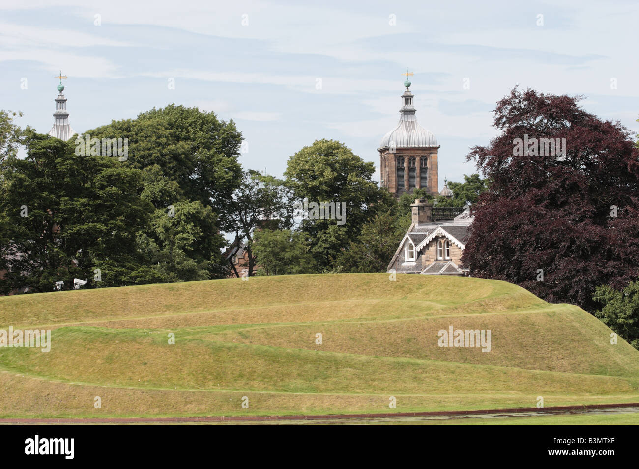 Die Landform befindet sich auf dem Rasen von der Scottish National Galerie of Modern Art, Edinburgh. Stockfoto