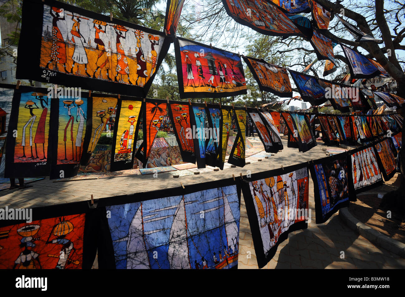 Batiken zum Verkauf an der Bazar Artesanto Craft Market in Maputo, Mosambik Stockfoto
