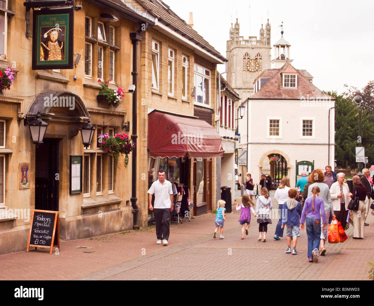 Fußgängerzone mit Gastwirtschaft in Dursley Gloucestershire England UK EU Stockfoto