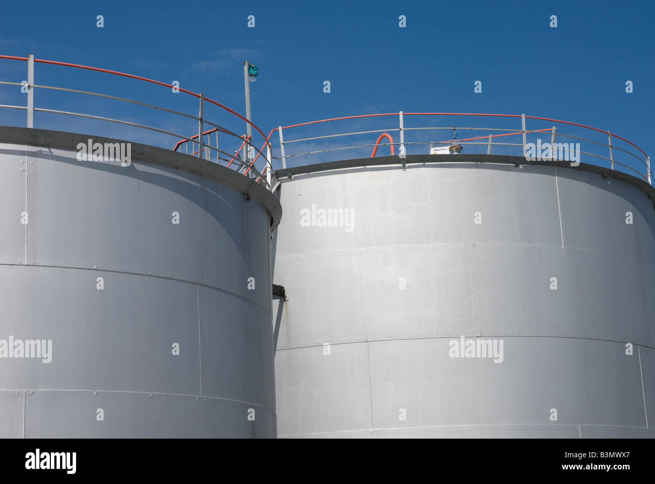 Großen Öllagertanks im Tanklager. Stockfoto