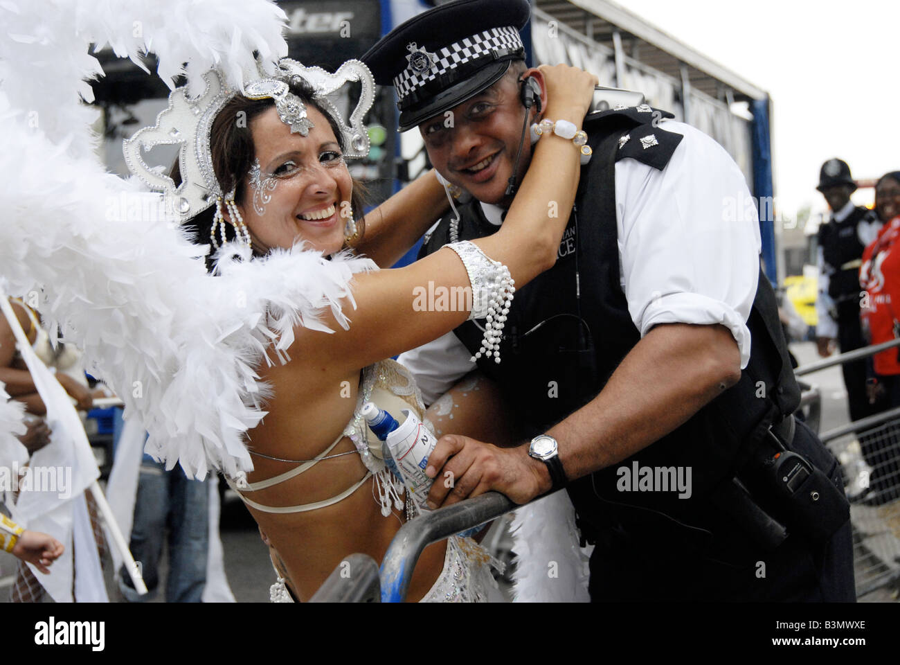 Performer mit Polizisten in Notting Hill Karneval 2008 Stockfoto