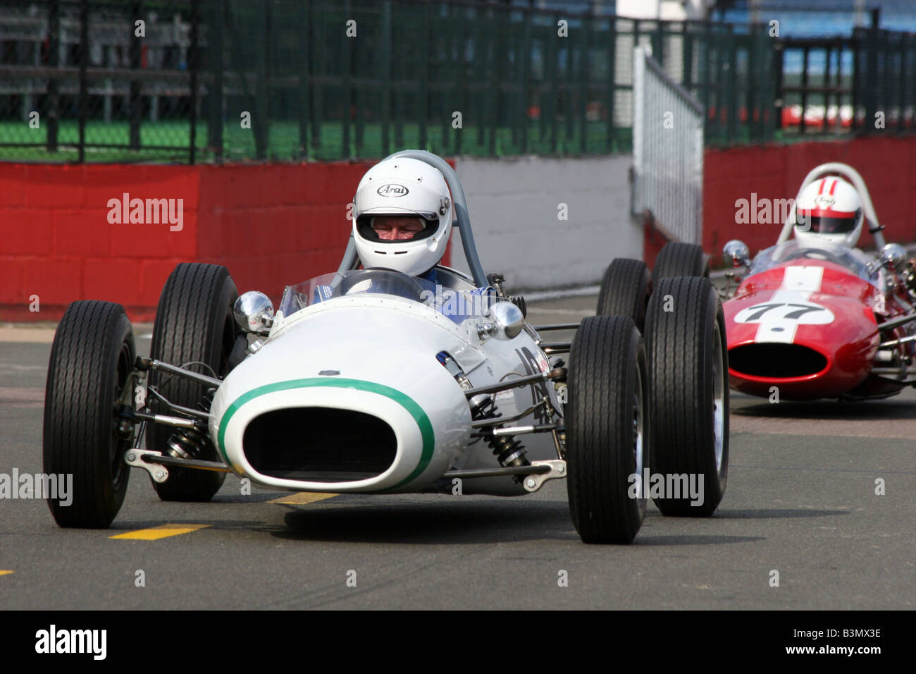 zwei klassische Rennwagen beim Silverstone Rennen verfolgen Stockfoto